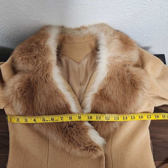 1960s Vintage Jackie Stuart Junior Fur Collar Tan Belted Wool Trench Coat - Picture 13 of 15